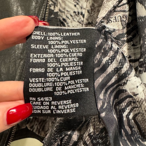 Vintage 90s/2000’s Guess Women's Black 100% Leather Motorcycle Jacket - Picture 3 of 11